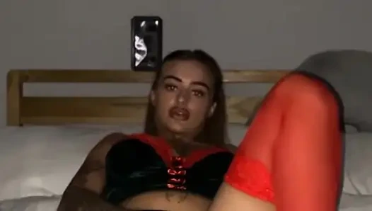 Azgın emo genç parmakları sıkı amında yavaş ve derinlerde dolaşıyor