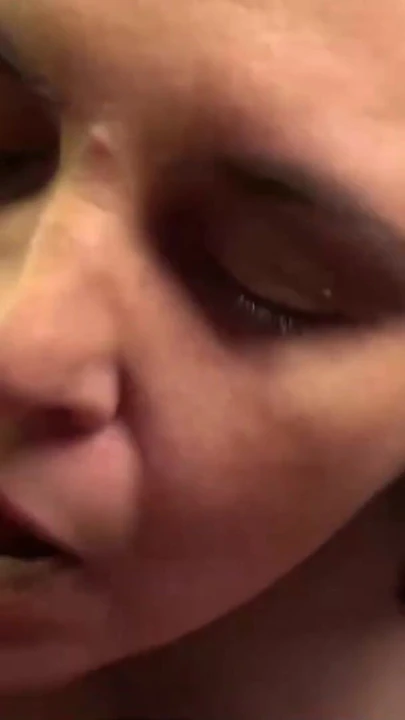 Незабываемый момент из "Пухлая американская зрелая сосет игрушку и играет соло"