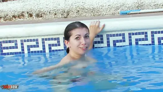 Fransız Arap itaatkar sürtük tüm deliklerinden sert sikiliyor