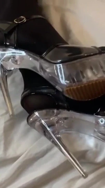 Захватывающий момент из "спермы прозрачных сандалий на высоких каблуках"