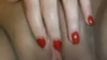 Güzel kadın mastürbasyon yapıyor ve sevişiyor