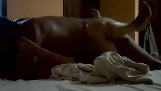 Evli Karina prezervatifsiz yabancıyla seks yapıyor.