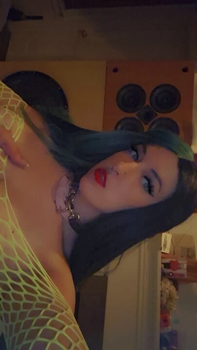 Gece dansı striptiz yapıyor