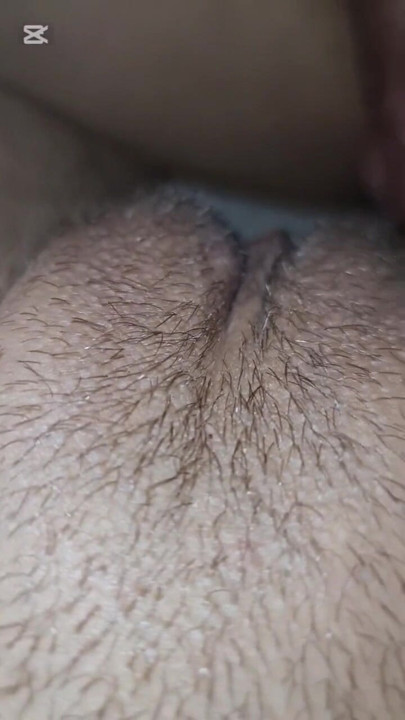 Seksi kalın 25 yaşındaki orta yaşlı seksi kadın striptiz yapıyor yakın çekim amcık sikişi | Klip 1
