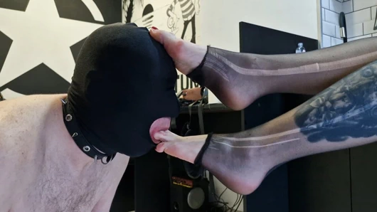 Dominatrix Nika çoraplarını yırtıyor ve itaatkar ayak parmaklarını emiyor ve ayaklarını yalıyor. Ayak ibadeti, topuk emme, ayak fetişi