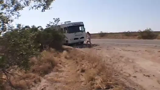 Sik emen fahişe kremalanmadan önce ağzına yarak sokuyor ve deliği sikiyor