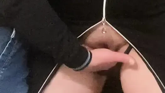 Metro fantezisi! Kıllı orta yaşlı seksi kadın elbisenin altında parmaklanıyor