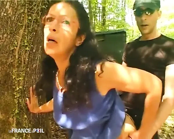 Gözlüklü Arap olgun açık havada sikiliyor