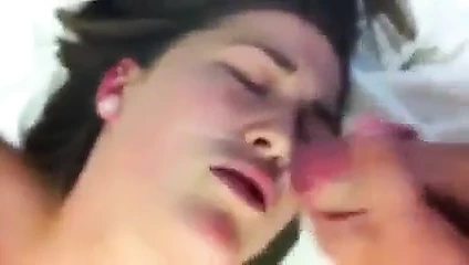 İngiliz sürtük bir yapay penis sürmek ve bir yüz alır