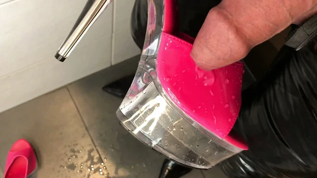 Pembe Yüksek Topuklu Terliklere İşeme ve Boşalma - Kullanıcı İsteği