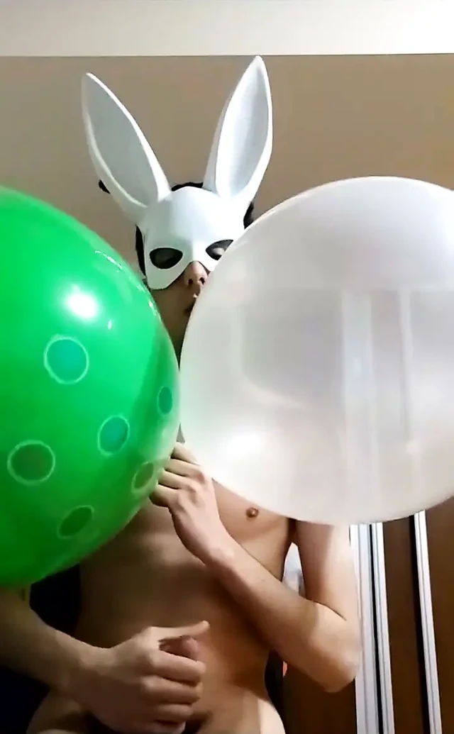 Bunny looner yayında mastürbasyon yaparken büyük balonlar patlatıyor