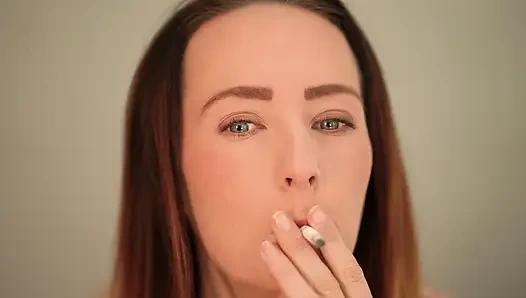 Yakın çekim sigara içme - seksi dudak ve duman azdırma