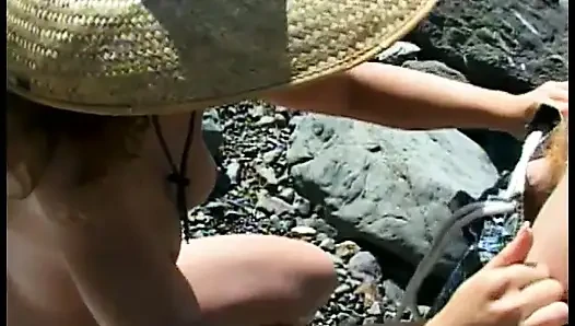 Kıvırcık saçlı genç kız plajda yaşlı adamın yarağını emiyor ve sonra sikişiyor