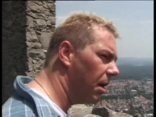 Gösterişli sikiciler birbirlerini sikiyor ve yolda sakso çekiyor