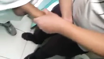 Punheta mutua do meu marido e um amigo