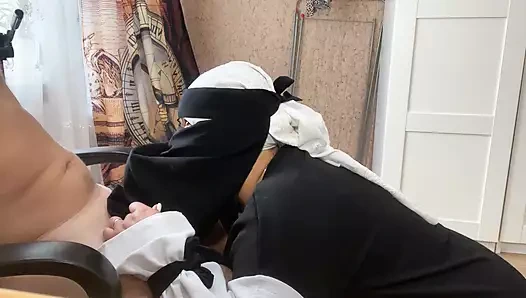 Aziza telefonla konuşuyordu ama çıplak bir penis görünce telefonu kapattı ve kendini ona teslim etti.