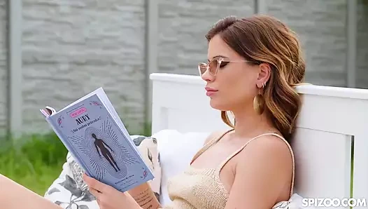 Güzel Ada Lapiedra parlayan güneşin altında yarak alıyor