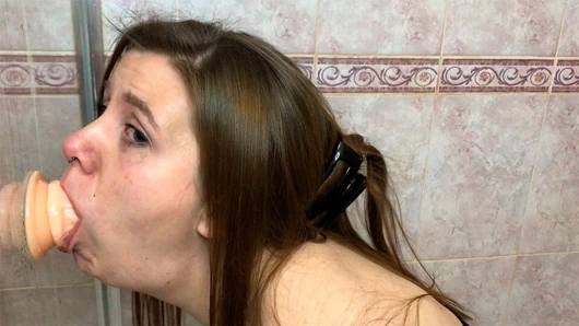 Güzel orta yaşlı seksi kadınla duşta büyük yarakla maksimum derin gırtlak - lovessie