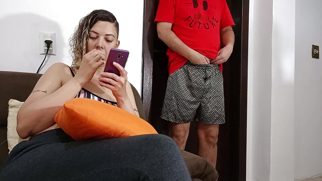 Üvey anne aniden yüzüne bir yarak alıyor ve boşalana kadar emiyor.