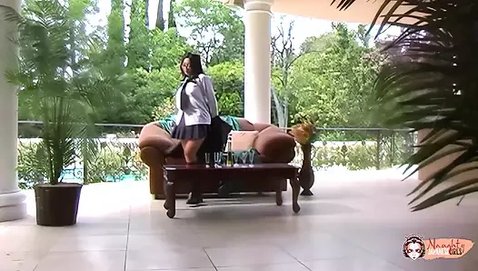 Gözlüklü çekici Asyalı kız azgın ve sert sikiliyor