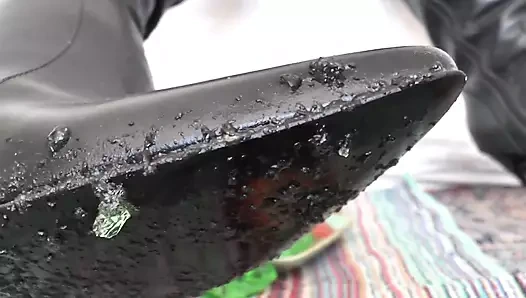 Sigara içen sahibe ve çizme tabanlarından yeşil tatlı, bakış açısı klibi, Lady Victoria Valente (Almanca)