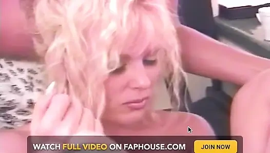 Ateşli sarışın ıslak amcığı dili ve parmaklarıyla yiyor