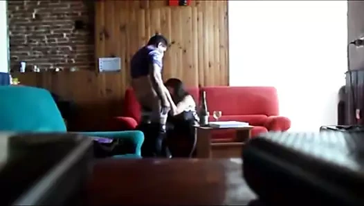 Elle vient chez moi juste pour me sucer