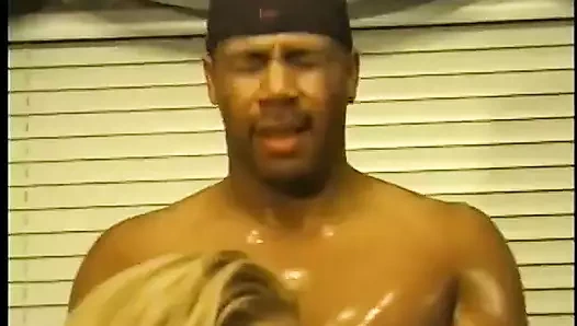 Sıkı amcıklı şehvetli sarışın erkek delisi masada sert domaltıyor