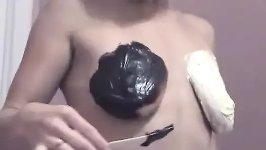 Tatlı bal götüne ve sıkı göğüslerine boya koyuyor