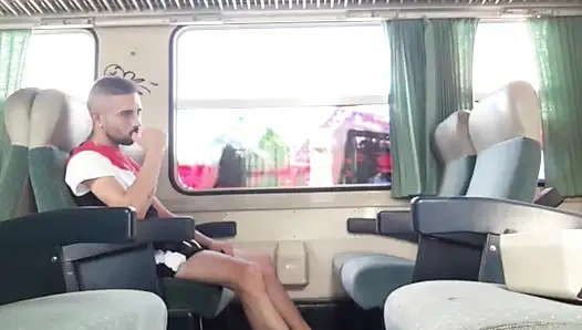 Bir trende prezervatifsiz sikiliyor