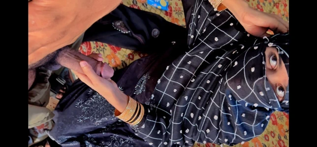 Arap kız Müslüman büyük yarak ve sıkı amcık küçük amcığı sikiyor