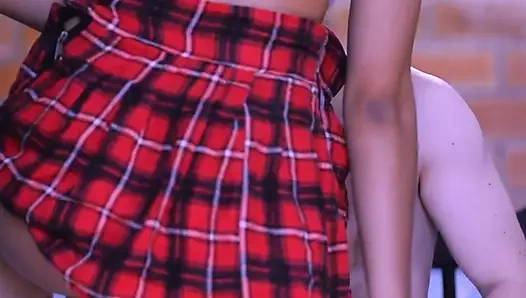 Üvey kız baştan çıkarıcı bakışıyla onu baştan çıkardı ve onu suçlamaya öncülük edecek bir toplantıya davet etti