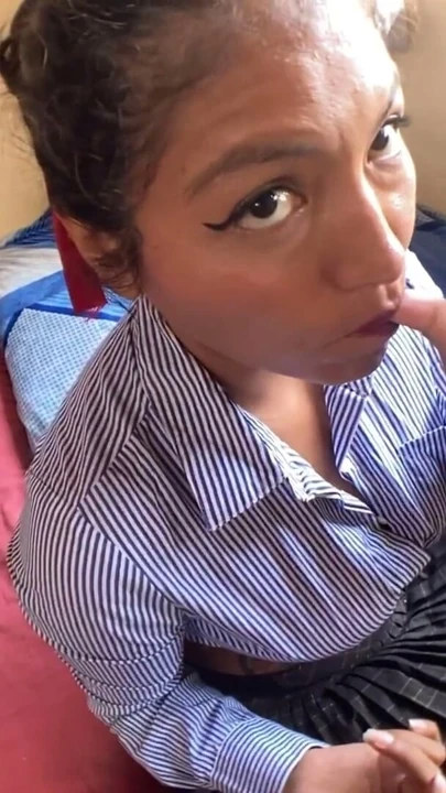 Cadılar bayramı kostümü o kadar seksiydi ki o kısa eteğe karşı koyamadım, içinde ne olduğunu görmek zorunda kaldım ve pembeydi | Klip 1