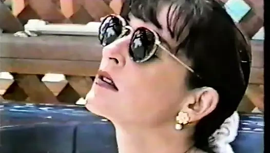 Güzel göğüslü esmer kadın 2 büyük yarakla sert sikiliyor