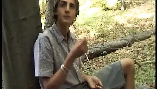 Avrupalı twink patrick ormanda mastürbasyon yapıyor