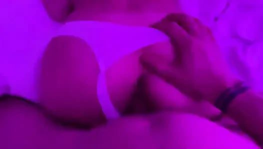 Genç amcık neon ışıklarında sert sikiliyor