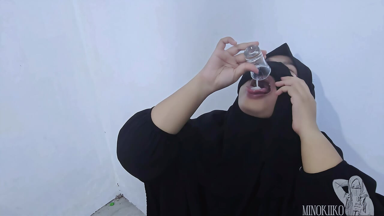 Asyalı kızın büyük götünü göstermek için domalarak sikiş derlemesi - minokiiko