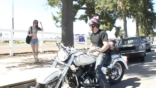 Sınıfa gelen genç kız komşus tarafından yakalanıyor