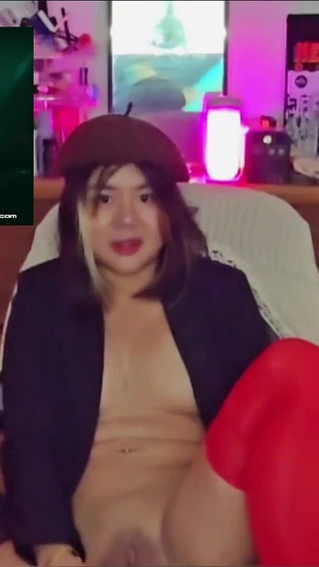 Незабываемый момент из "Симпатичная азиатская стример ExotiqFox реагирует на хентай, подборка от Компании Хентай"