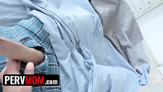 Pervmom - ateşli sarışın orta yaşlı seksi kadın müşterisiyle telefonda konuşurken üvey oğlunun büyük sulu etini emiyor