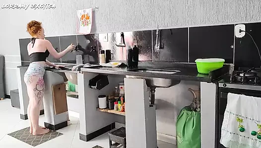 Yeni nefis kız patronun onu dört ayak üzerinde yemesine izin vererek maaşında artış alıyor