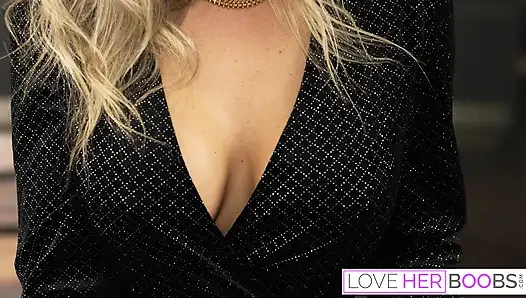 Orta yaşlı seksi kadın sarışın Shalina sikilirken büyük göğüsleri sekiyor