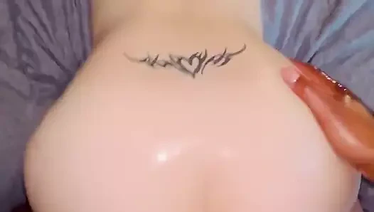 Beyaz genç kız bebek yağıyla domalarak sikiliyor (diddy yok)