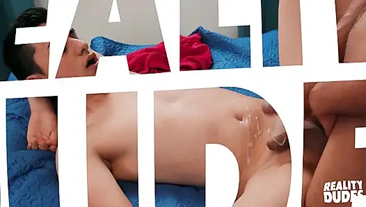 Reality dudes - Chris Manning Ricky Daniels'ın buharlı oda arkadaşı seksi ve kremsi bir sonla rahatlaması için yardımcı oluyor