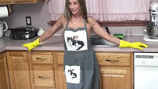 Orta yaşlı seksi kadın bulaşık yıkamaya ara veriyor