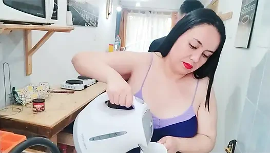 Üvey oğul üvey annesini mutfakta sikişmek ve beklenmedik seks yapmak için yakalıyor