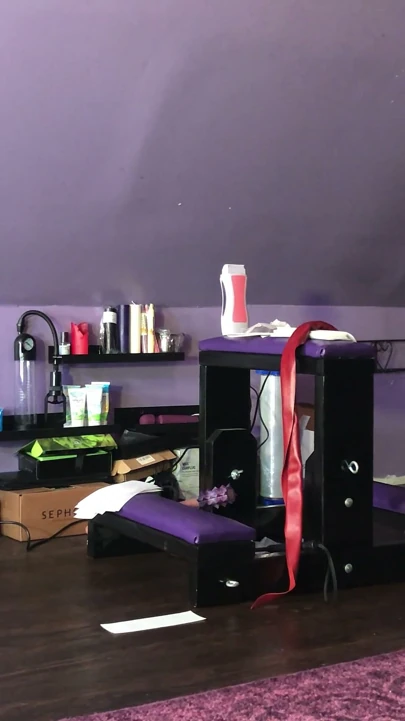 Domme ilk randevuda adamın bacaklarına ağda yapıyor