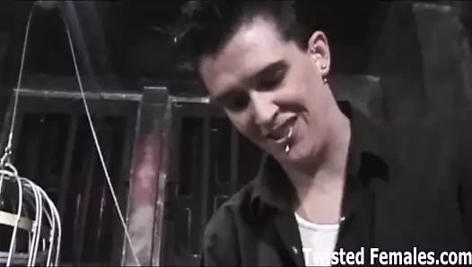 Arkadaşlarımın korkunç seks zindanında bir tur atalım