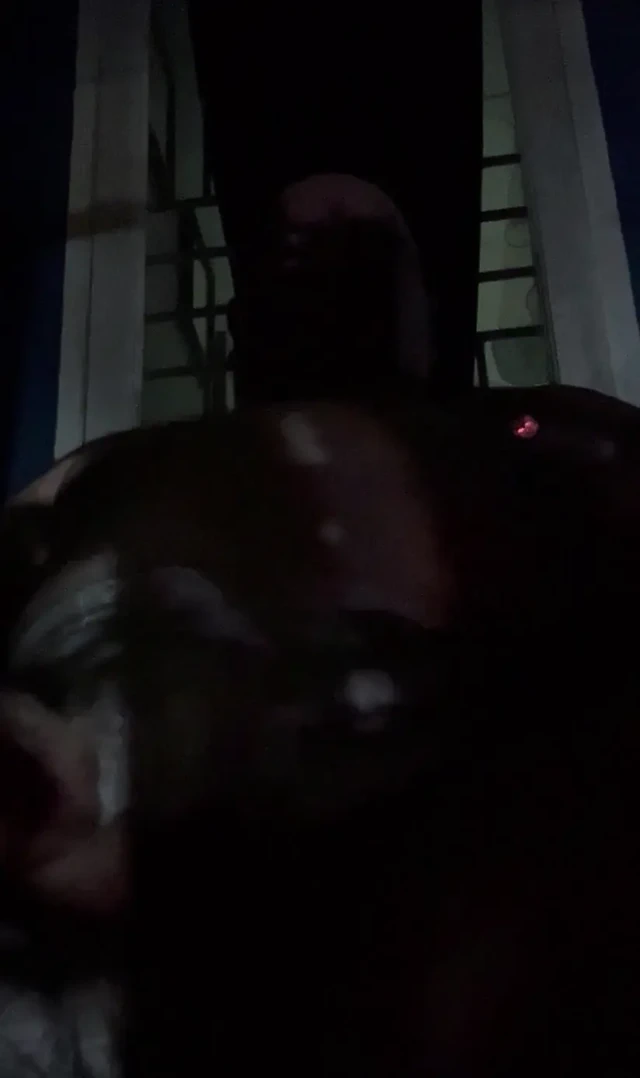 Karanlıkta mastürbasyon yapıyor
