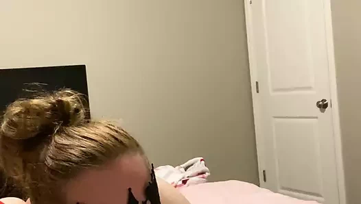 Evli kadın domalarak sikilirken büyük zenci yarağını emiyor.